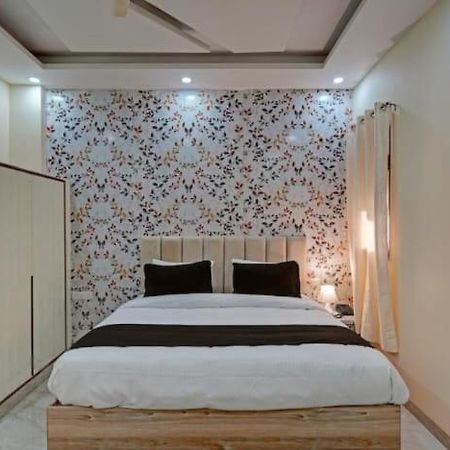 Shourya Hotel And Banquet Noida Exteriör bild