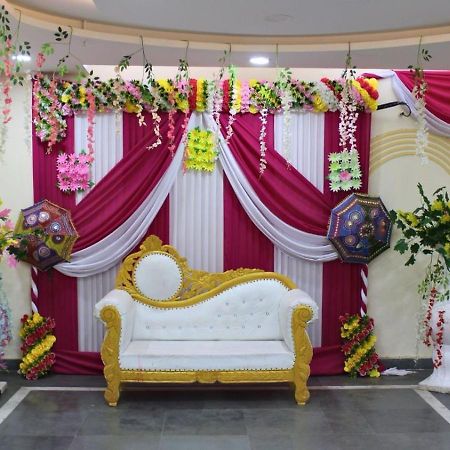Shourya Hotel And Banquet Noida Exteriör bild