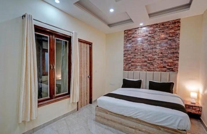 Shourya Hotel And Banquet Noida Exteriör bild