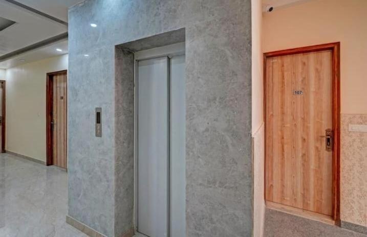 Shourya Hotel And Banquet Noida Exteriör bild