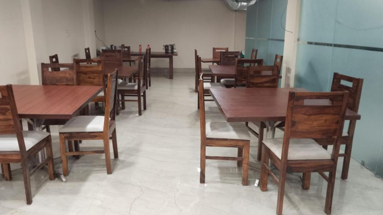 Shourya Hotel And Banquet Noida Exteriör bild