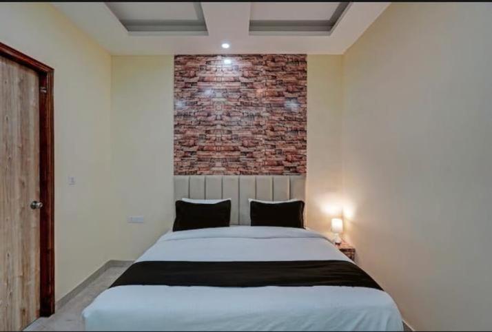 Shourya Hotel And Banquet Noida Exteriör bild