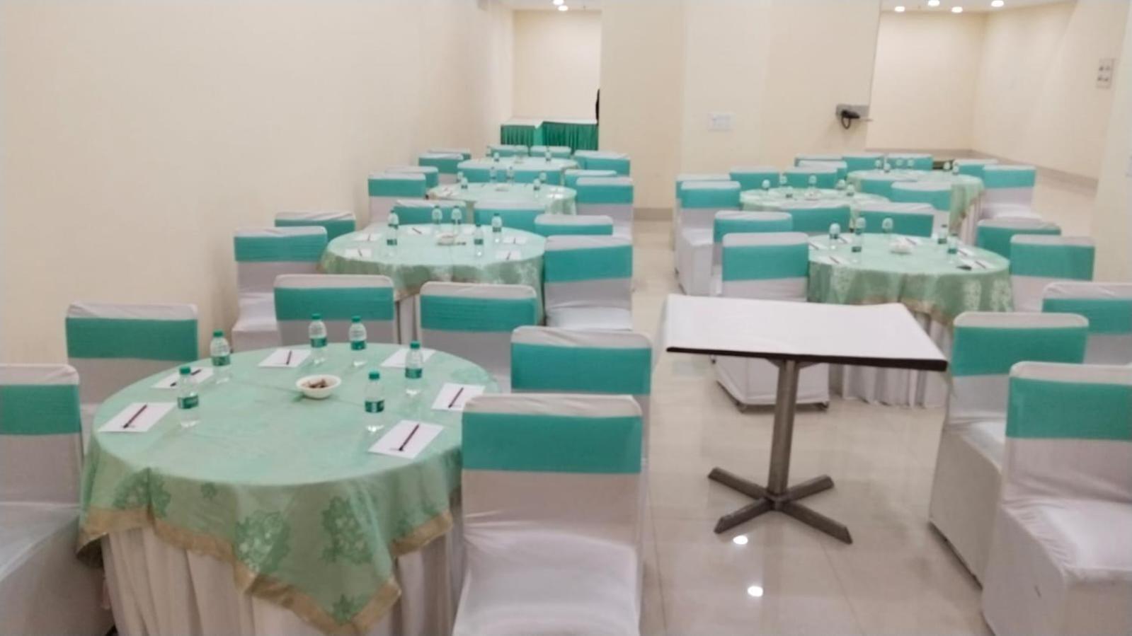 Shourya Hotel And Banquet Noida Exteriör bild