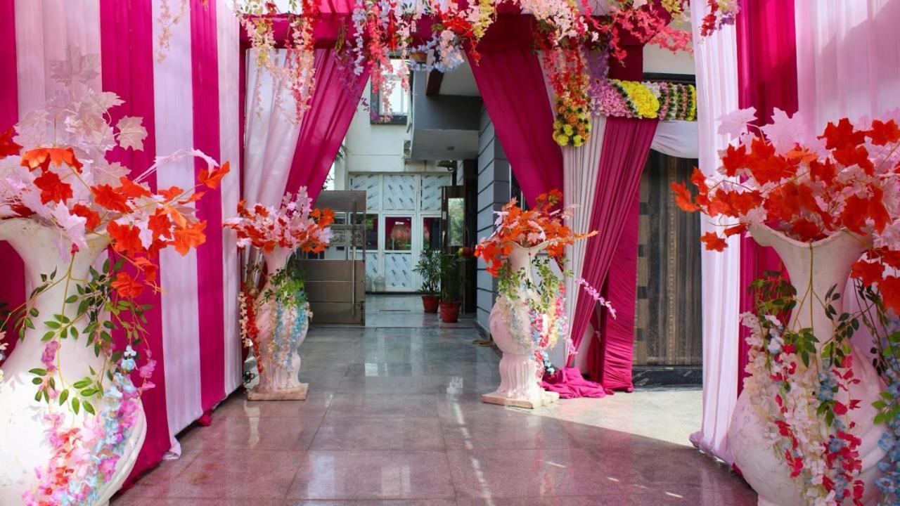 Shourya Hotel And Banquet Noida Exteriör bild