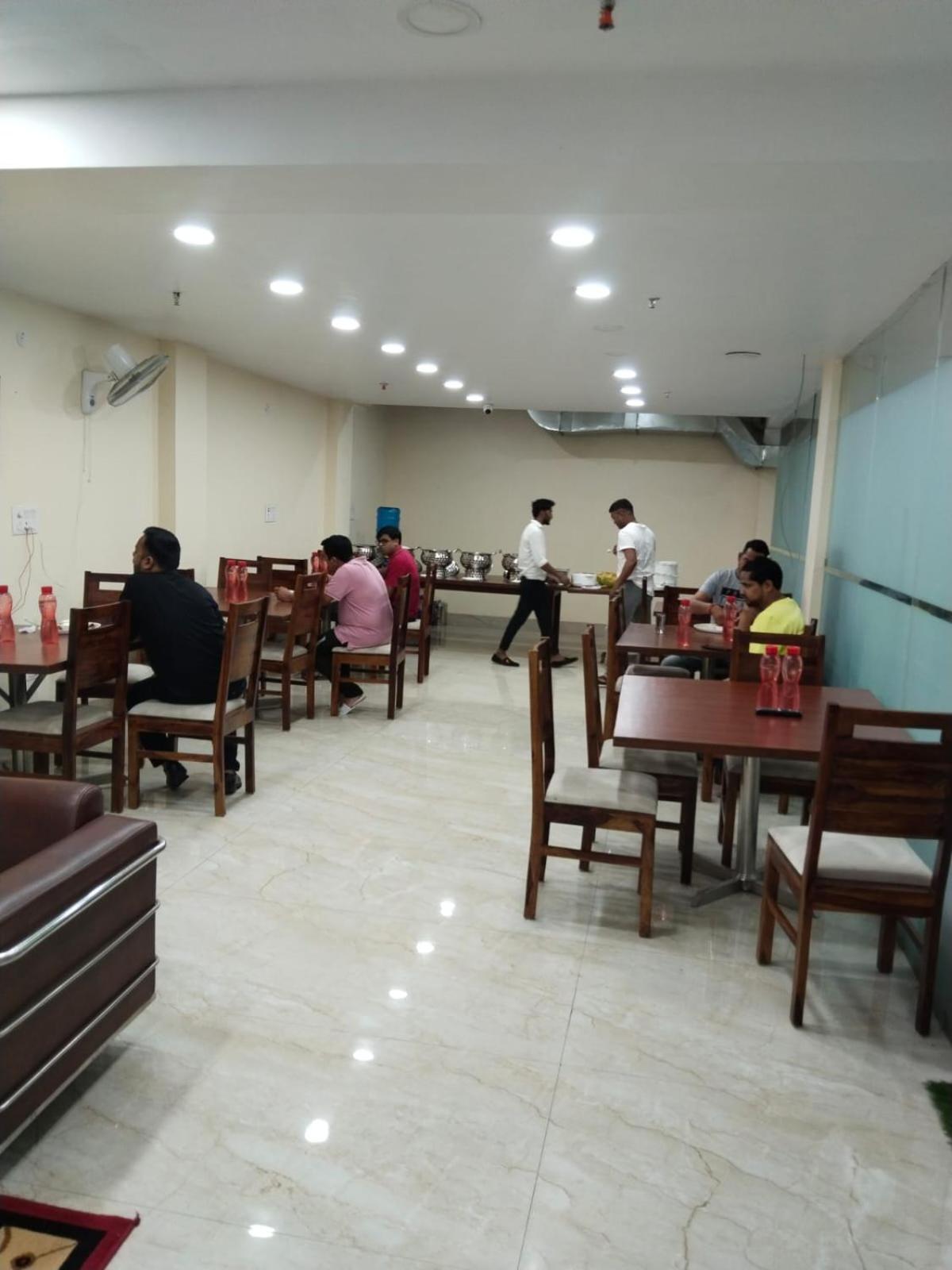 Shourya Hotel And Banquet Noida Exteriör bild